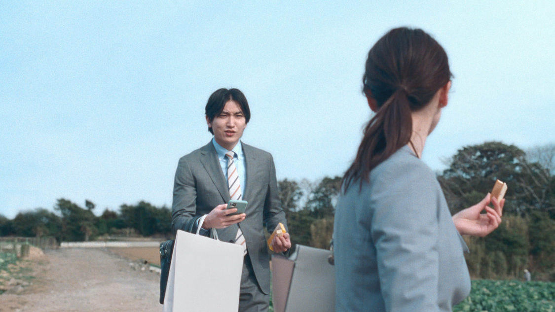 カロリーメイト新TV-CM「⻘いカロリーメイト」篇60秒／場面写真