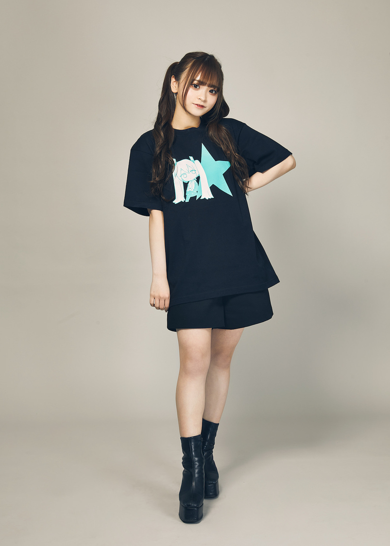 戸田梨杏『FIRSTORDER×初音ミクコラボアイテム』（撮影：田中丸善治）