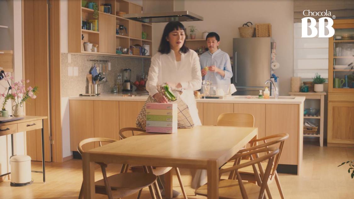 チョコラBBプラス「それ、チョコラBBプラスの出番かも。」篇より