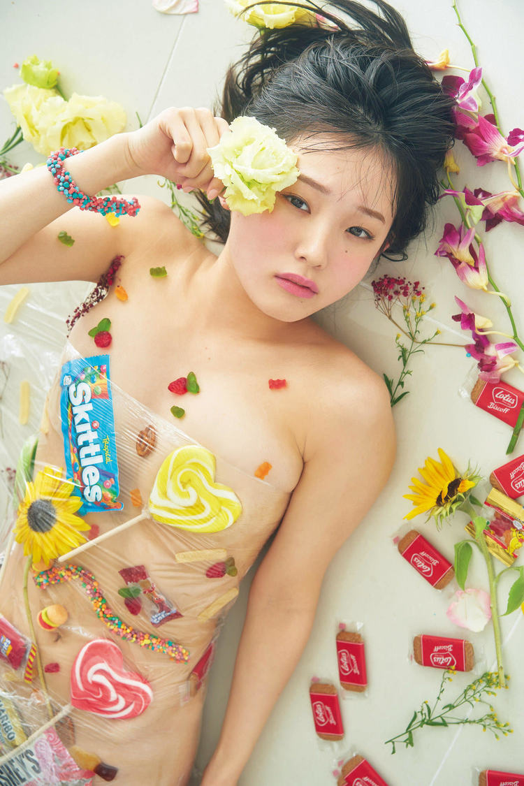 花咲ひより2nd写真集『Metamorphose 2.0』（(C)光文社／週刊FLASH　撮影：岡本武志）