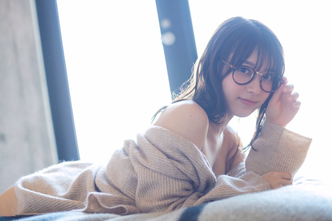 まるぴ（©鈴木ゴータ『ヤングマガジン』スタイリスト：野田陽子（ミタケイショウ）ヘアメイク：田森春菜（JULLY））