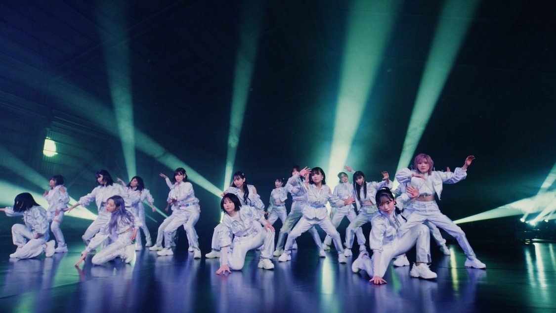 「元カレです」MVより（©AKB48/キングレコード）