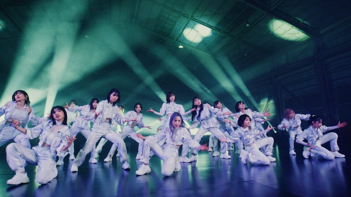 「元カレです」MVより（©AKB48/キングレコード）