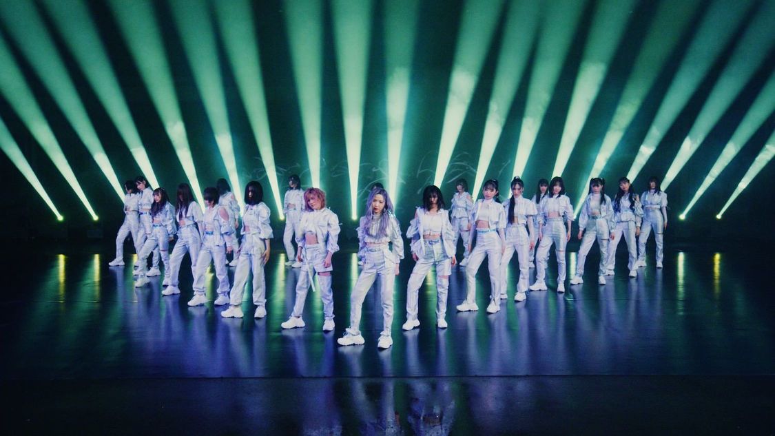 「元カレです」MVより（©AKB48/キングレコード）