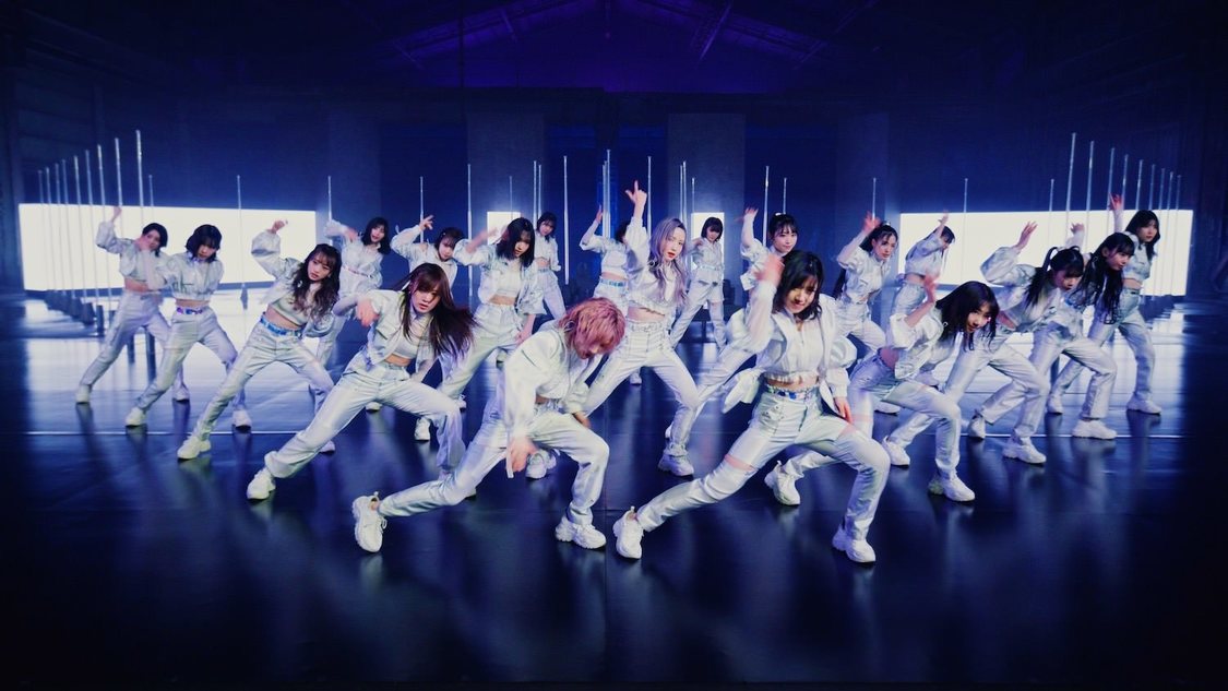 「元カレです」MVより（©AKB48/キングレコード）