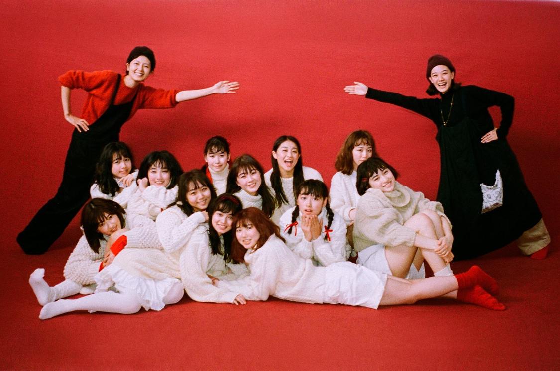 撮影オフショット：蒼井（写真右）、菊池（左）とアンジュルムメンバー　撮影：澤田健太