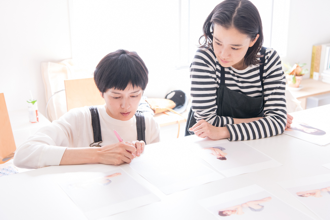 撮影オフショット：写真セレクト中の蒼井（右）、菊池（左）　撮影：齊藤晴香