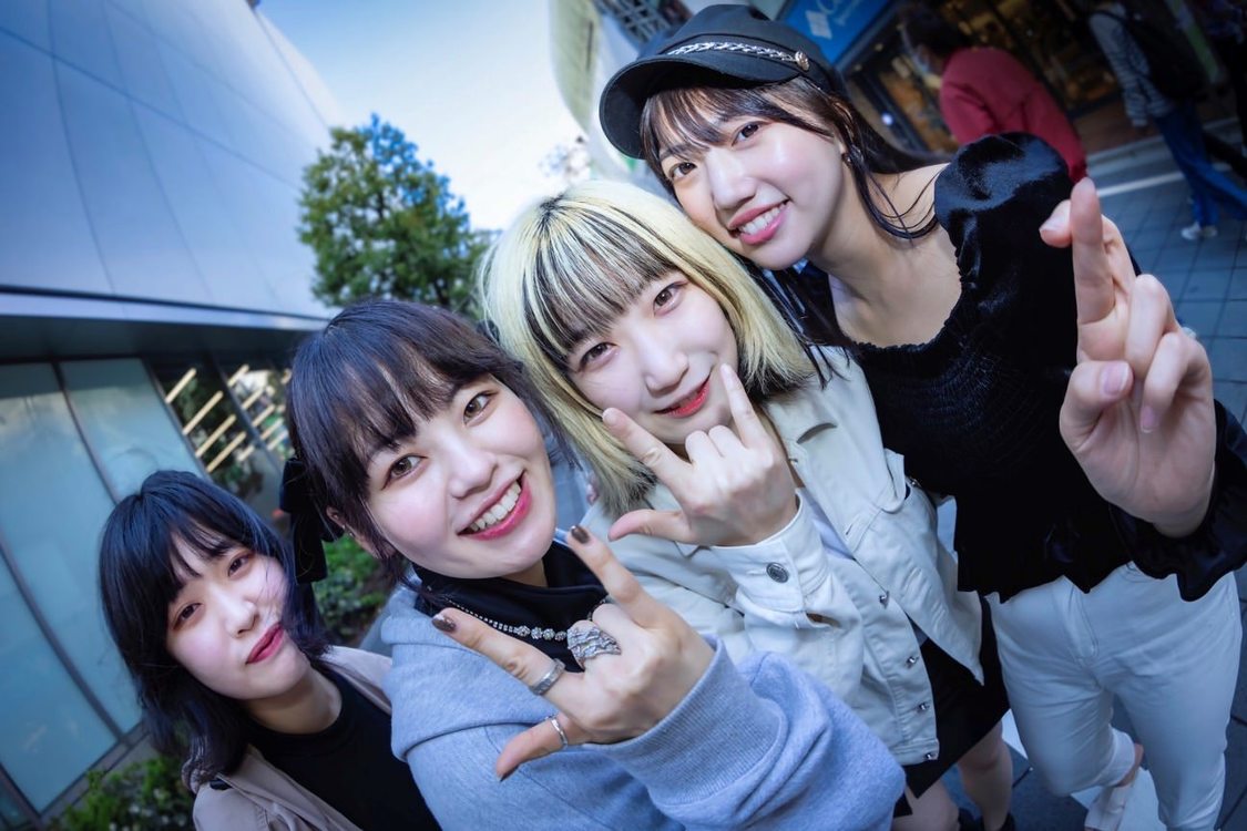 写真左から、雨音るあ（K@hoRu@）、大江陽菜（FiDZ）、初ちひろ（FiDZ）、日向かほ（K@hoRu@）