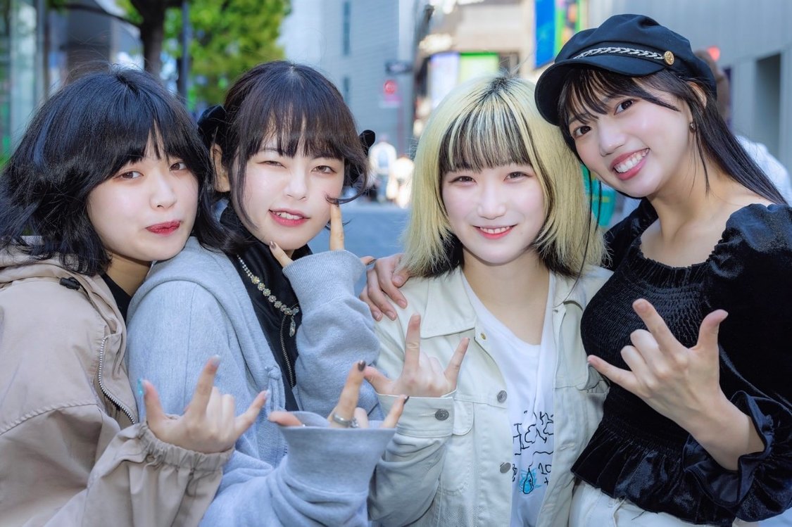 写真左から、雨音るあ（K@hoRu@）、大江陽菜（FiDZ）、初ちひろ（FiDZ）、日向かほ（K@hoRu@）