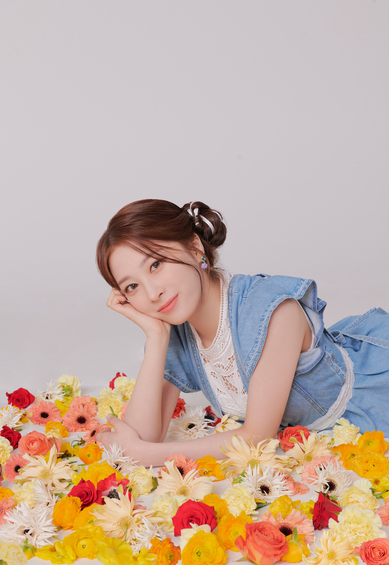 Yunkyoung©2022 Woollim Entertainment Co.,Ltd. / YOSHIMOTO KOGYO CO.,LTD.