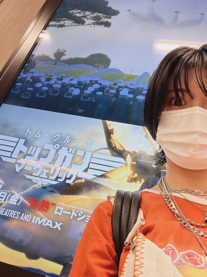 ポスターを見るたびに写真を撮る私