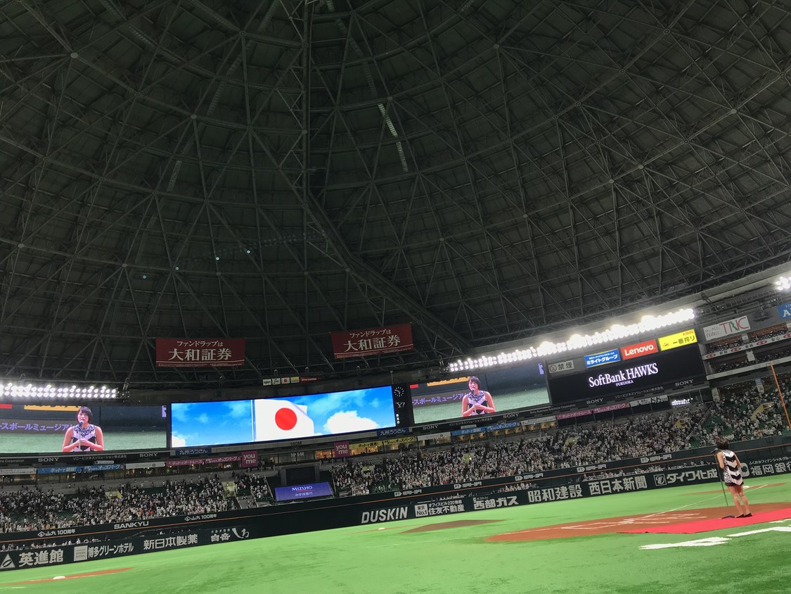 湊あかね国歌独唱（撮影：日本クラウン）