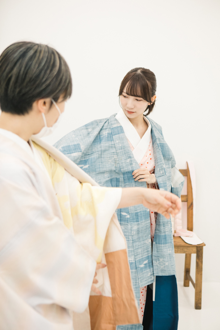 着付け中の江嶋綾恵梨