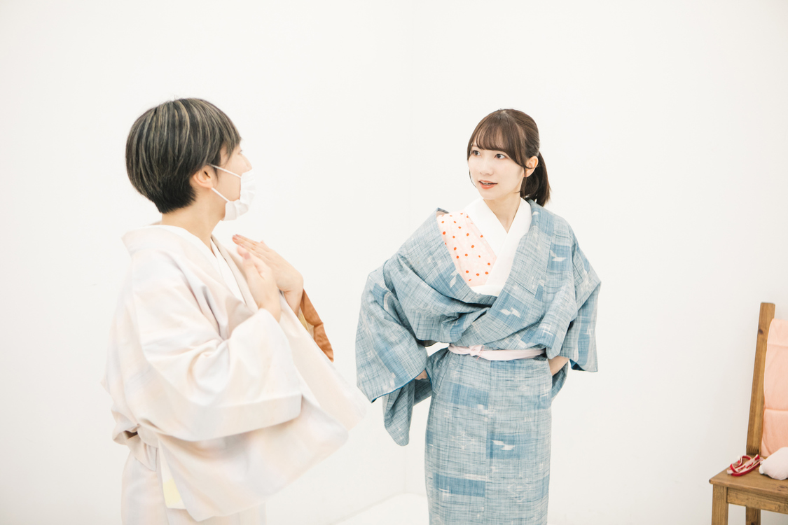 緩んでしまった襟元を整える