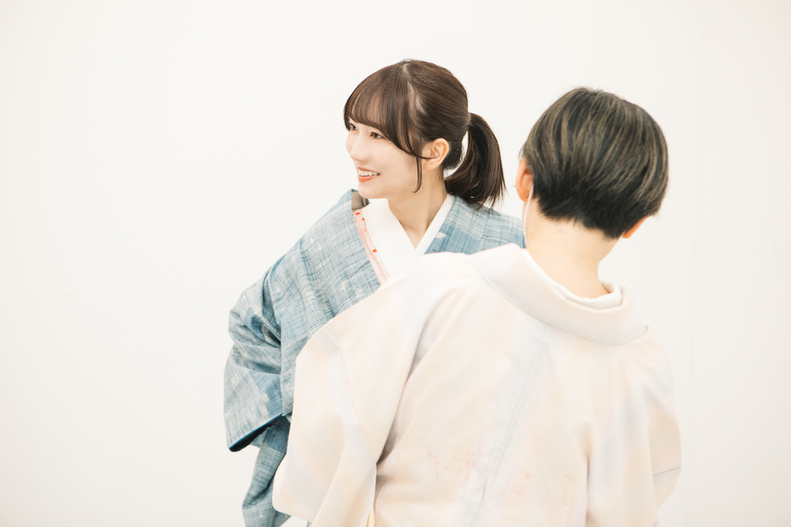 緩んでしまった襟元を整える