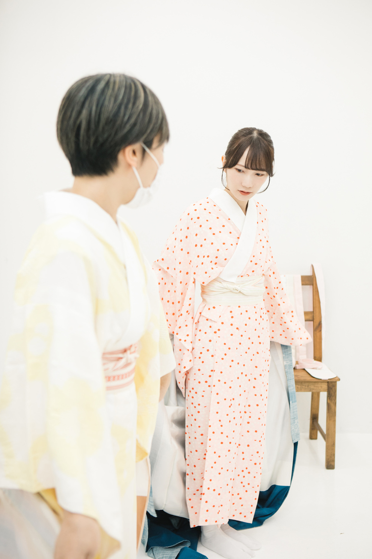 着付け中の江嶋綾恵梨