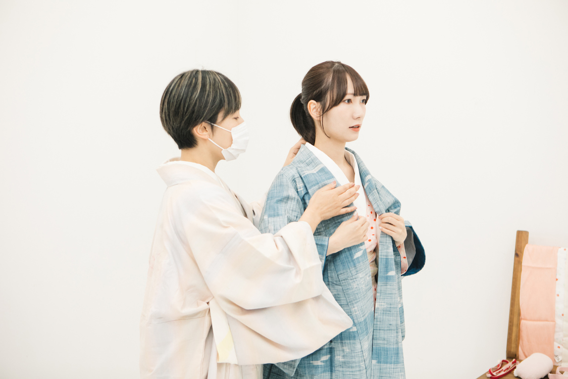 着付け中の江嶋綾恵梨