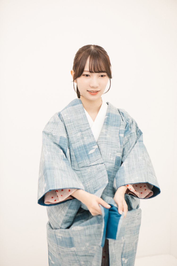 着付け中の江嶋綾恵梨