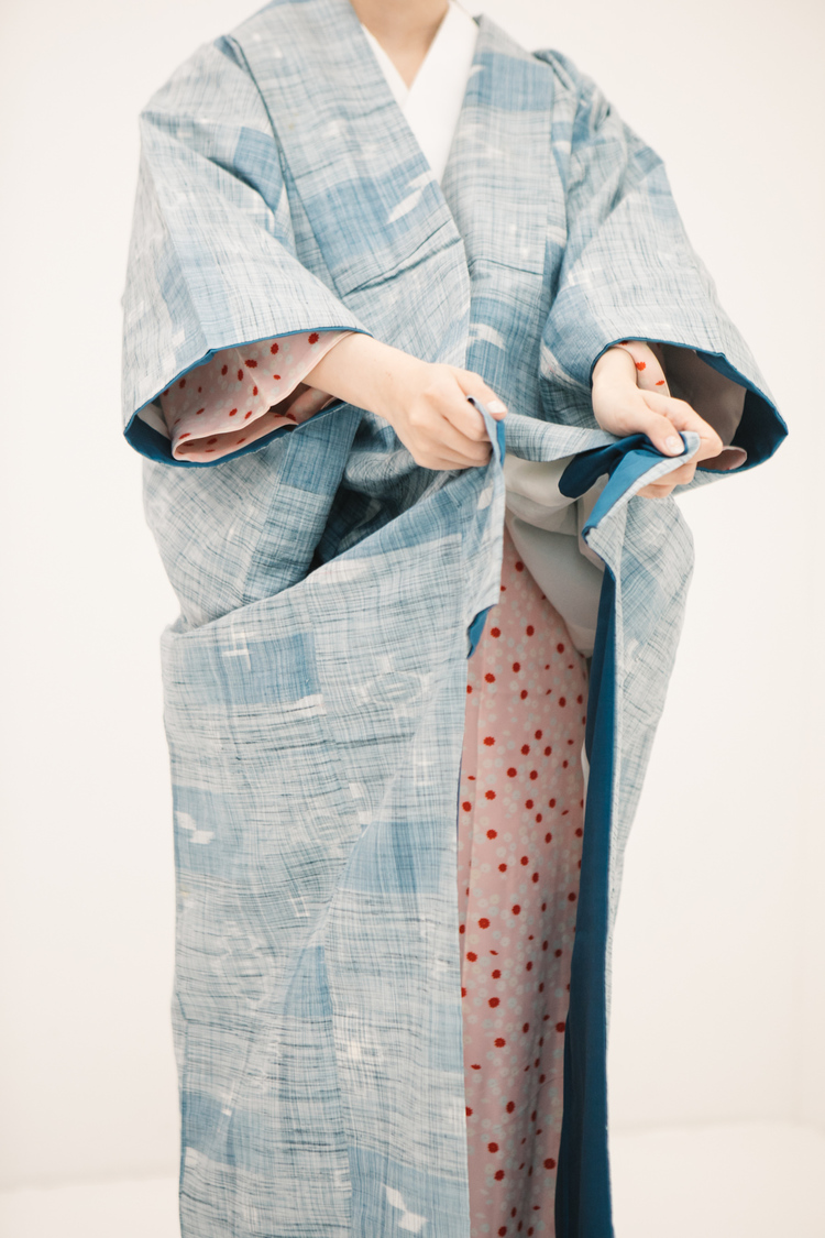 着付け中の江嶋綾恵梨