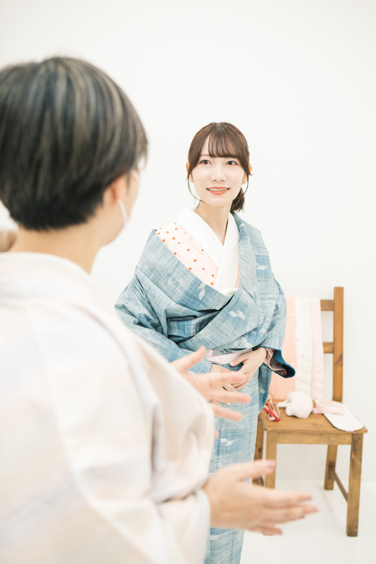 着付け中の江嶋綾恵梨