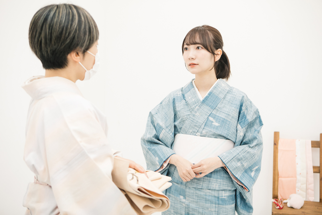 着付け中の江嶋綾恵梨