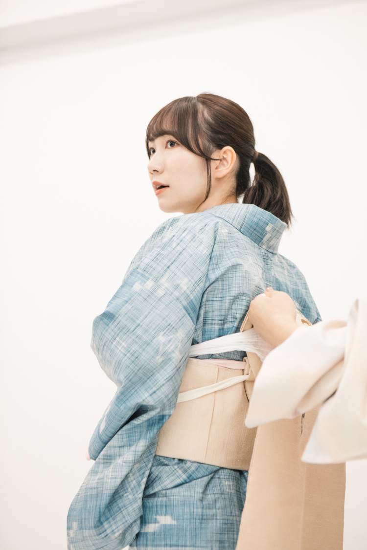 着付け中の江嶋綾恵梨