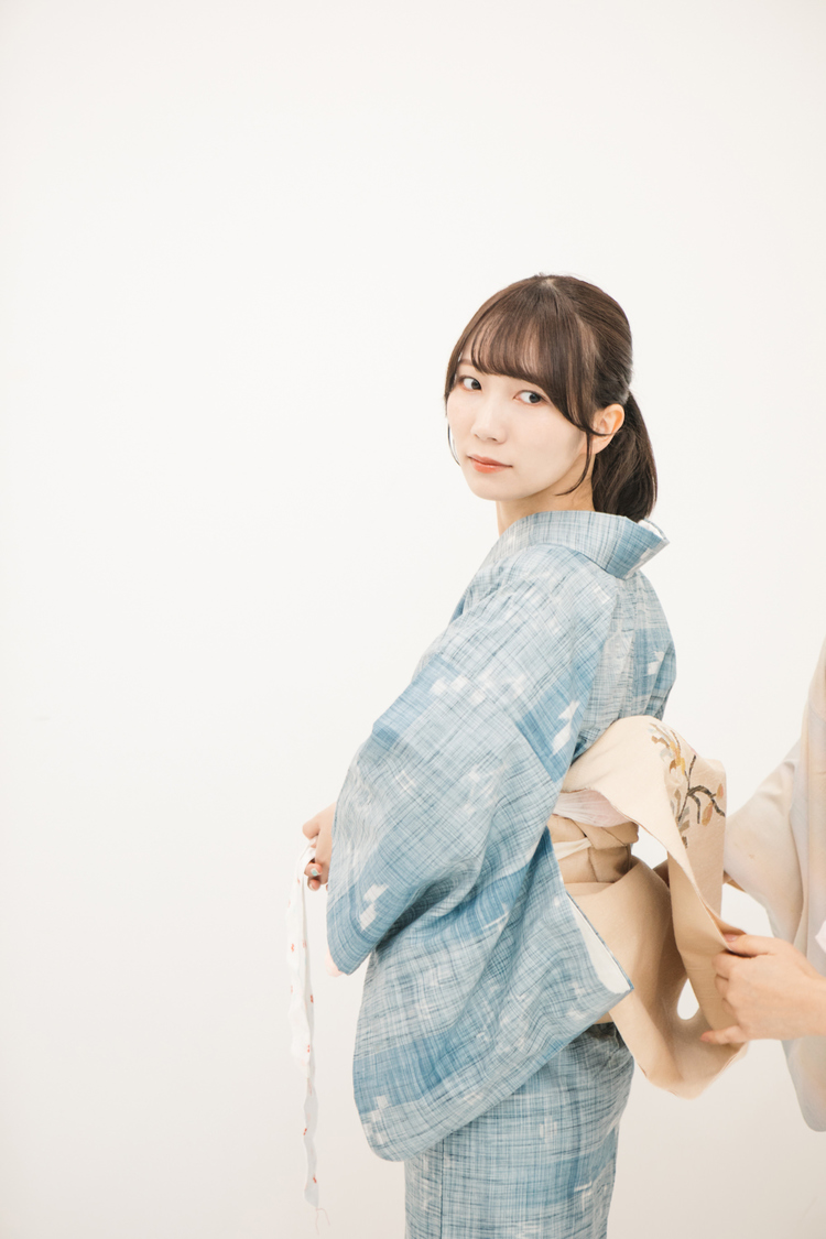 着付け中の江嶋綾恵梨