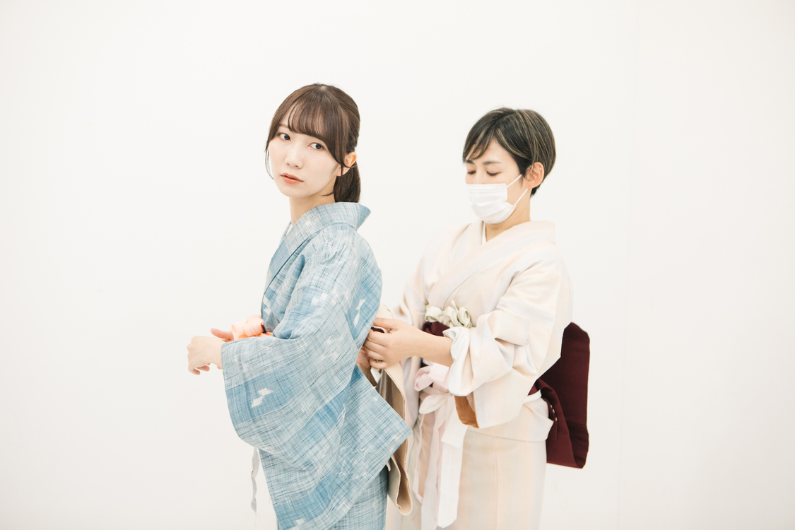 着付け中の江嶋綾恵梨