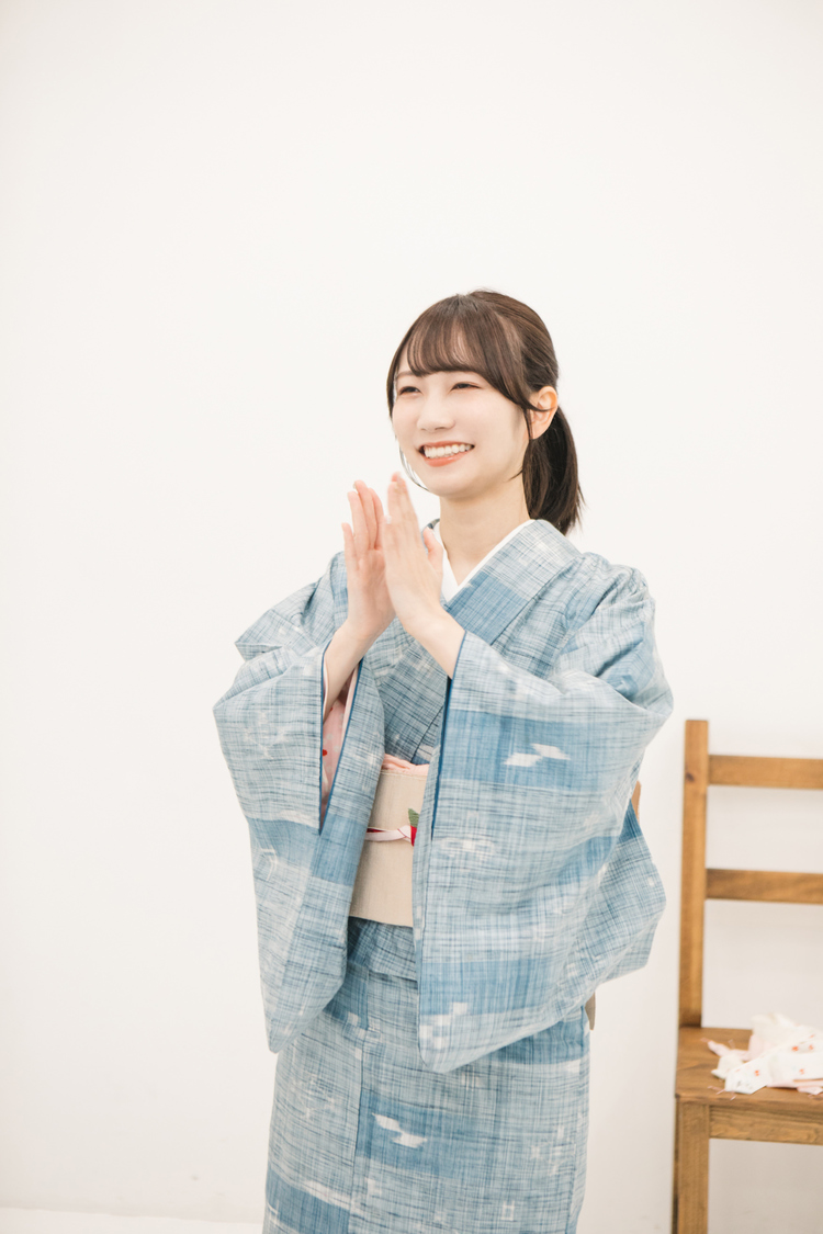 着付け中の江嶋綾恵梨