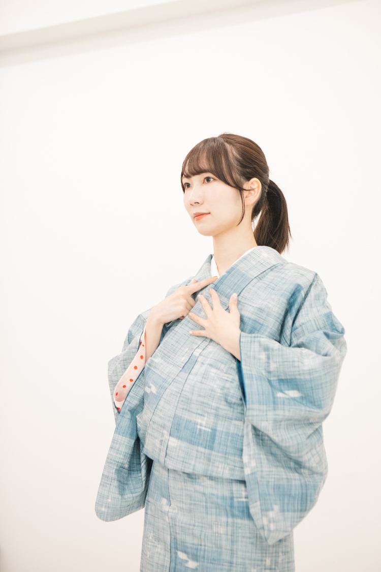 半襟と着物の重なり具合いを整える江嶋綾恵梨