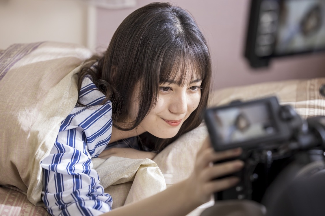 『GET READY WITH 小坂菜緒 ~ファンに会いに行く日の朝~』メイキングより