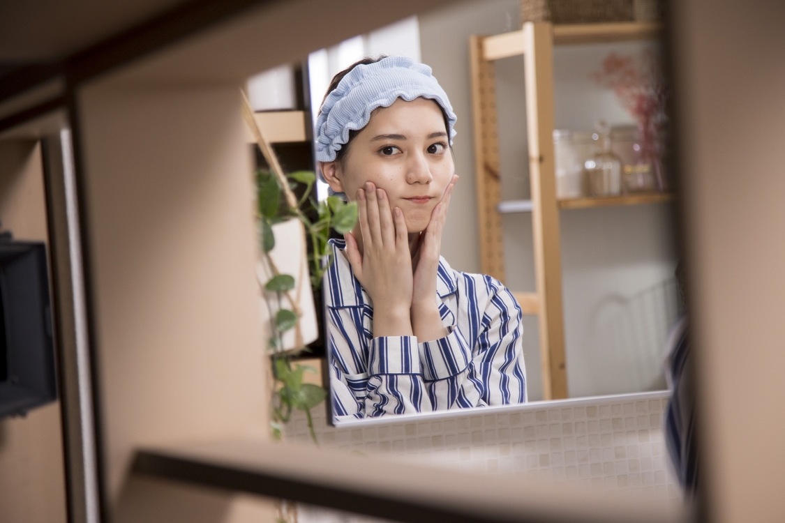 『GET READY WITH 小坂菜緒 ~ファンに会いに行く日の朝~』メイキングより