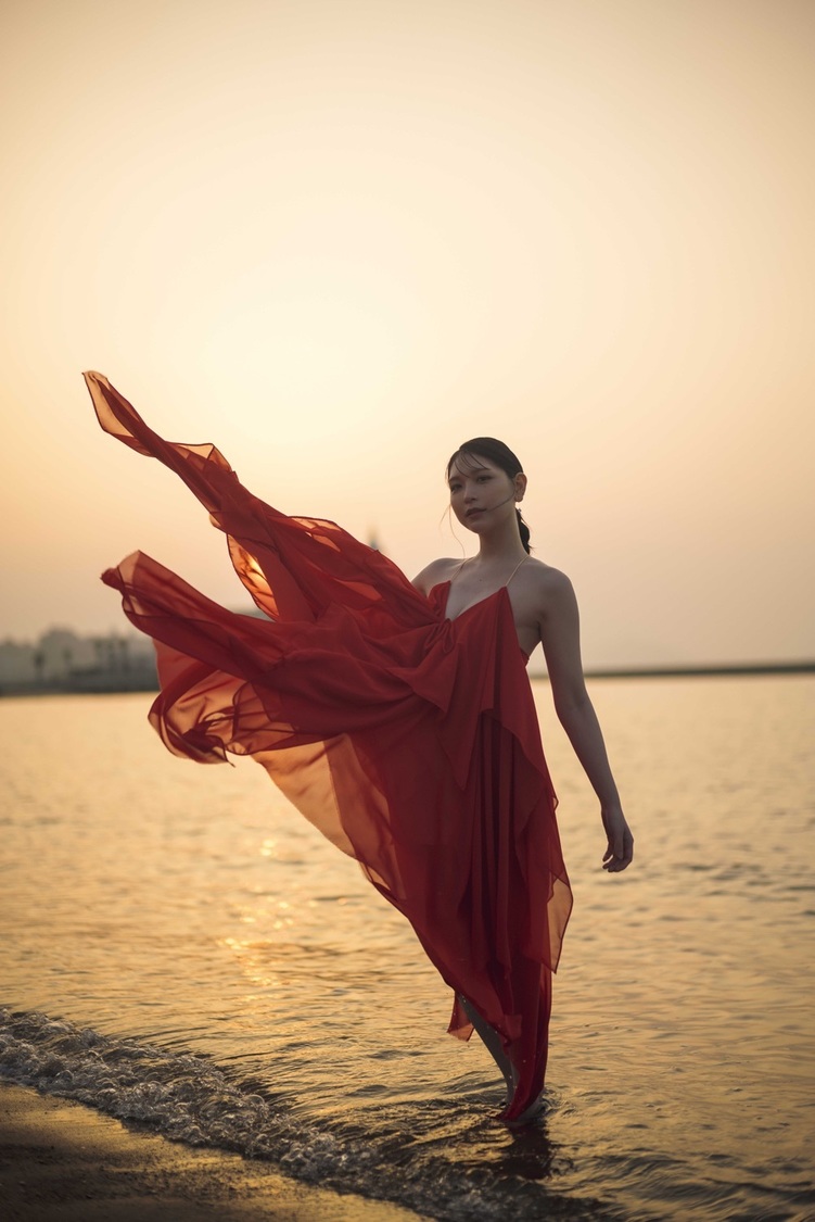 あまつまりな写真集『See-through』（©藤本和典／秋田書店／2022）