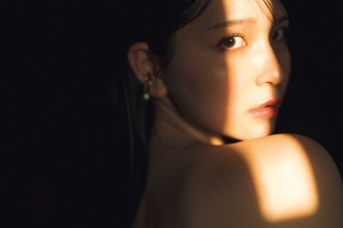 あまつまりな写真集『See-through』（©藤本和典／秋田書店／2022）