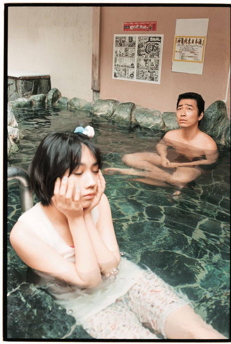 『松本穂香×ジャルジャル写真集　アイ アンド ランド』より