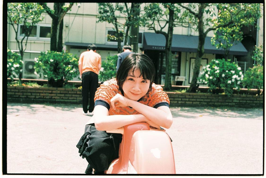 『松本穂香×ジャルジャル写真集　アイ アンド ランド』より