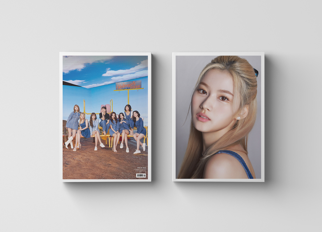 Dicon D’FESTA TWICE SANA version　【右】フロントカバー（3Dレンチキュラー仕様）【左】バックカバー（©Dispatch）