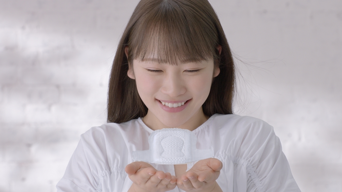 川栄李奈『ロリエ しあわせ素肌』新TVCMより