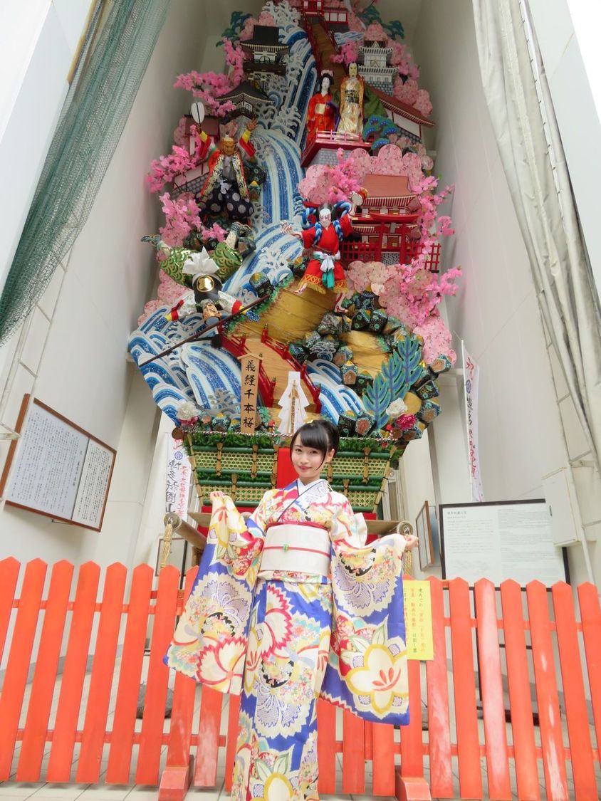 飾り山笠の前にて