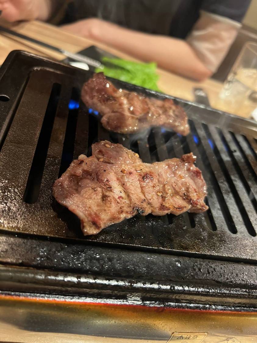 久々に焼肉に行きました。肉を焼くっていいですね。