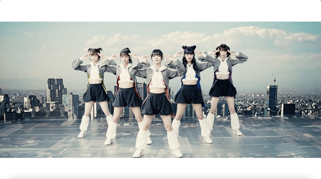 「間違いだらけのヒーロー」MVより