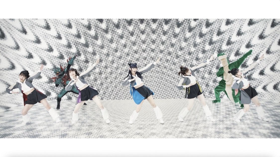 「間違いだらけのヒーロー」MVより