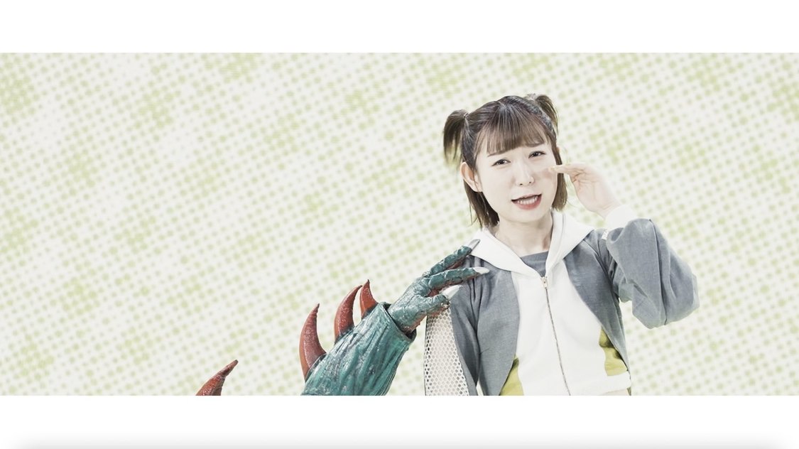 「間違いだらけのヒーロー」MVより