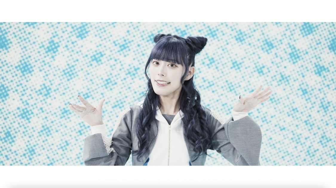 「間違いだらけのヒーロー」MVより