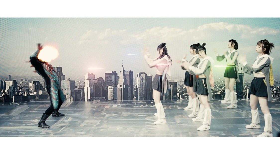 「間違いだらけのヒーロー」MVより