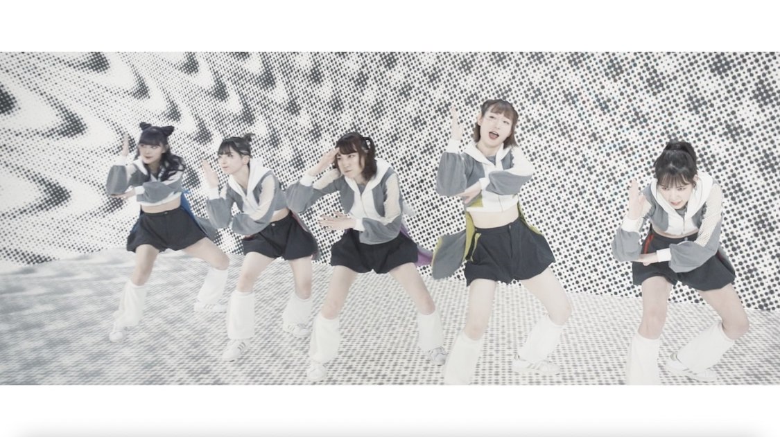 「間違いだらけのヒーロー」MVより