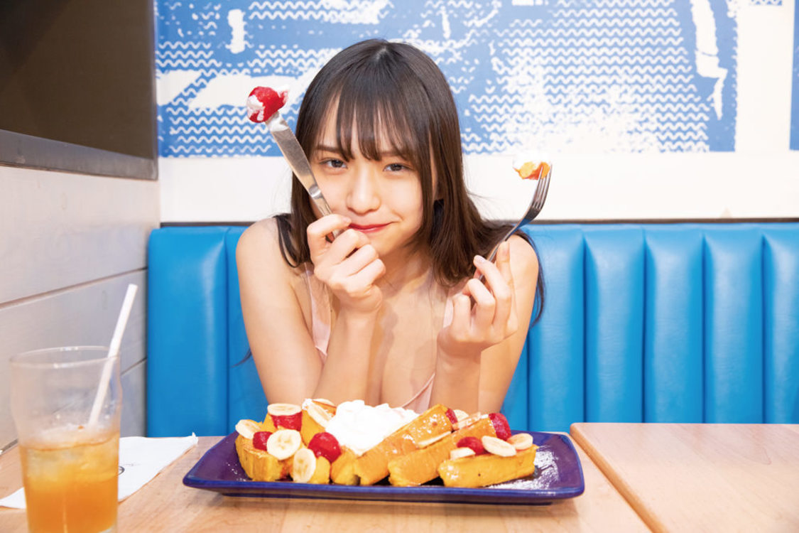 『三品瑠香 1st写真集 EPHEMERAL』より