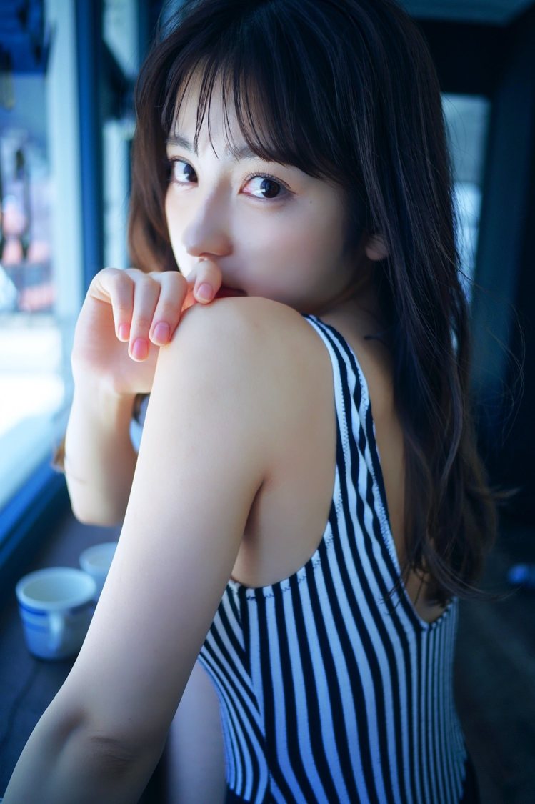 十味（#2i2）『週刊ビッグコミックスピリッツ』アザーカット（(C)撮影：岡本武志／スタイリスト：野田陽子（ミタケイショウ）／ヘアメイク：萩村千紗子／小学館）