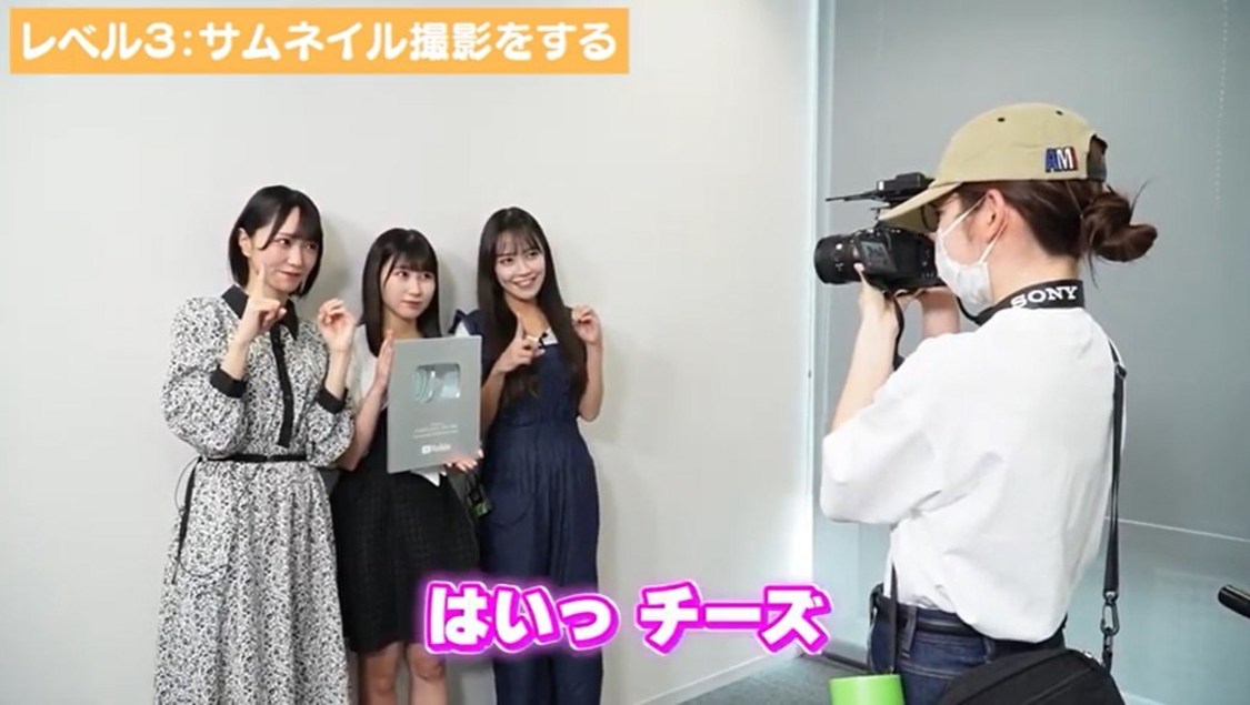 「【神回!!!】YouTubeの新人ADが憧れの鈴木愛理さんだったら！？【本人登場ドッキリ】【イコラブ】」より