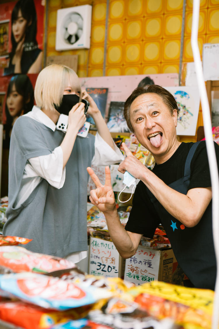 緊張しながら電話をしている滝沢を囃し立てるATSUSHI